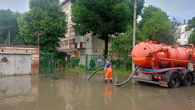 Почти 300 заявок на откачку воды поступило после ливня 13 июня в Краснодаре