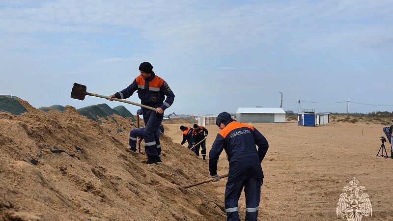 Глава МЧС России и губернатор Кубани проверили очистку пляжей Анапы