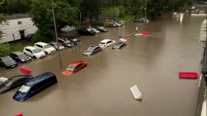Появилось видео потопа на проспекте Мира в Москве