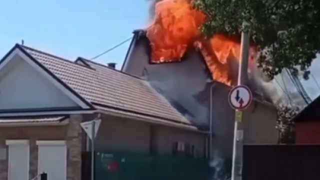 В Краснодаре потушили пожар в частном доме. Фото: телеканал «Краснодар»
