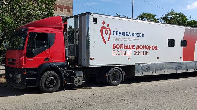 За полгода жители Кубани сдали более 1800 литров крови в перевозной Станции переливания