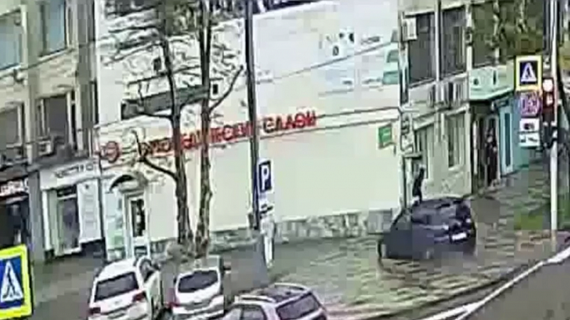 В центре Краснодара водитель иномарки выехала на встречку и сбила пешехода
