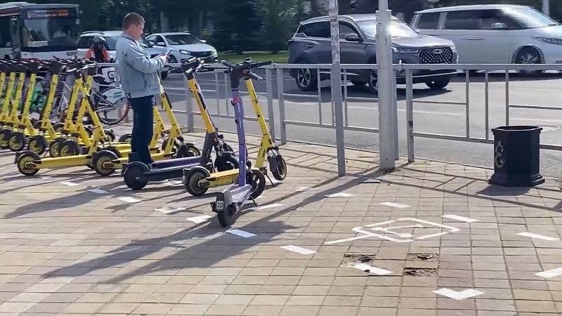 На видео попало, как мужчина выбрасывает в реку электросамокаты в Сочи