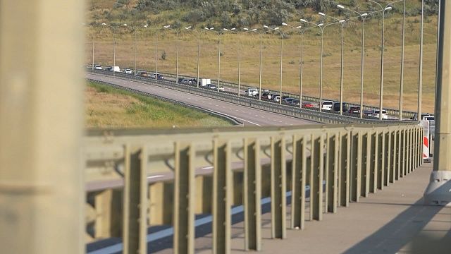 Утром у Крымского моста в пробку встали более 500 автомобилей. Фото: архив телеканала «Краснодар»