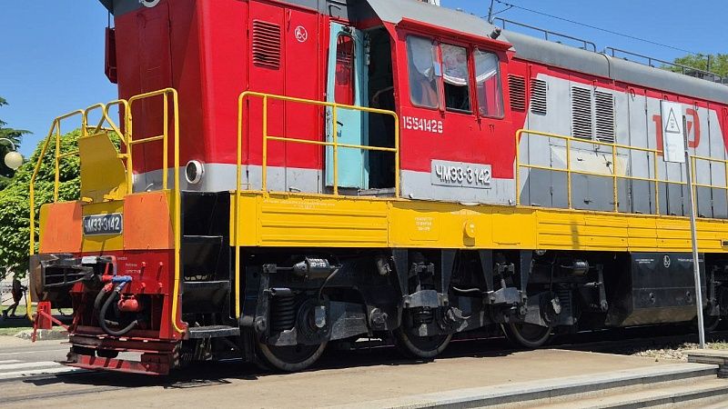 На видео сняли ДТП поезда и грузовика в Тульской области 