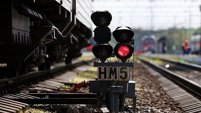 Пригородные поезда задерживаются более чем на час под Петербургом