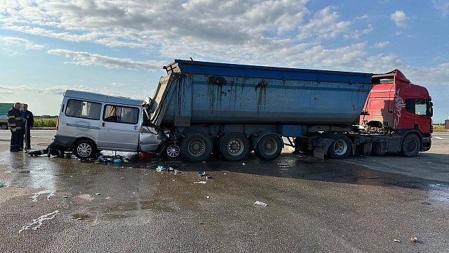 Три человека погибли в ДТП с микроавтобусом на Кубани