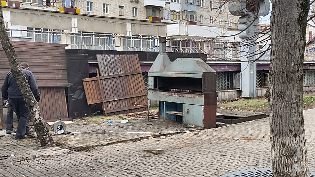 В Фестивальном сквере Краснодара сносят незаконное летнее кафе