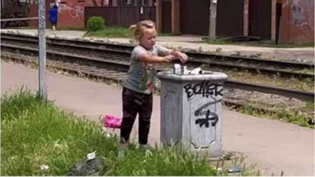 В Краснодаре на остановке маленькая девочка убирает мусор за взрослыми