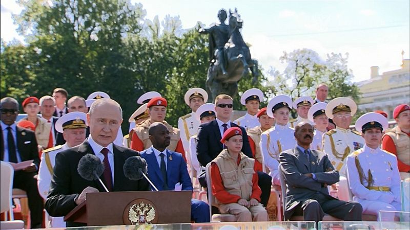 «Слава Военно-Морскому Флоту России!»: Президент поздравил моряков
