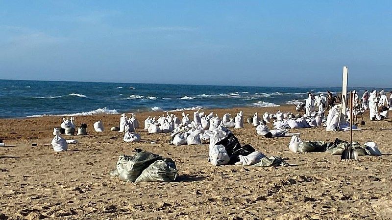 Водолазы приостановили обследование дна после крушения танкеров из-за шторма