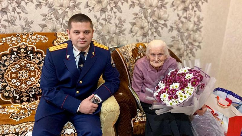 Офицеры кубанского Следкома поздравили ветерана Мальвину Порядину с 95-летием