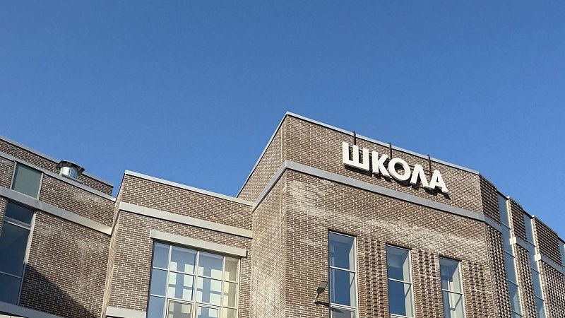 Дети устроили давку у гардероба из-за неоткрытой второй двери в школе Москвы