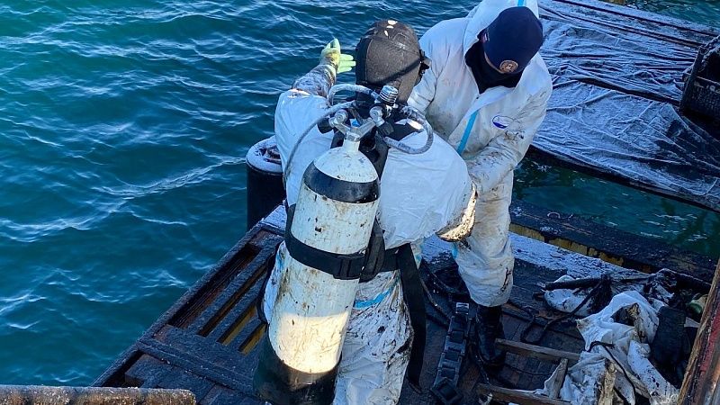 Более 130 мешков с мазутом собрали водолазы с морского дна у пирсов в Анапе