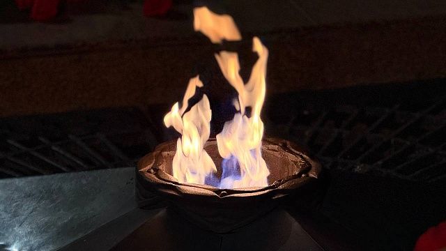 Вандалы приготовили яичницу на звезде Вечного огня в Челябинской области