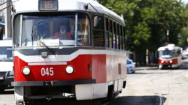 В Краснодаре из-за припаркованного авто встали трамваи. Фото: Геннадий Аносов