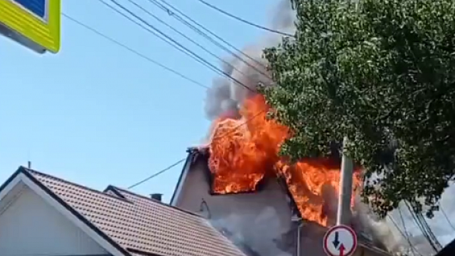 На ул. Новой в Краснодаре загорелась мансарда жилого дома