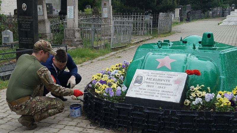 Судебные приставы привели в порядок могилу Героя Великой Отечественной войны в Краснодаре