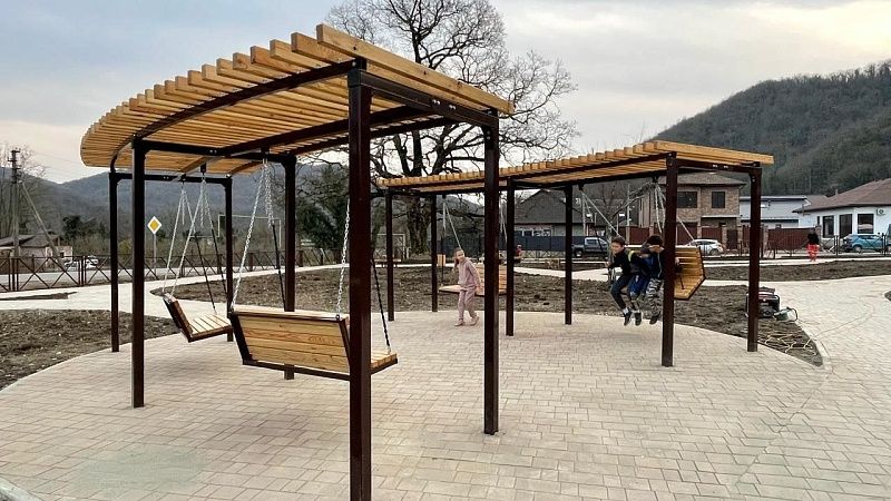 Сквер у 500-летнего дуба-великана благоустроили в Агуй-Шапсуге под Туапсе