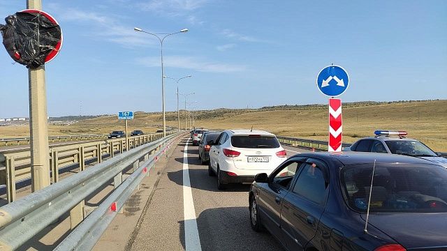 Около 1200 автомобилей попали в пробку у Крымского моста со стороны Тамани