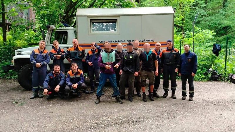 Спасатели вывели 6 заблудившихся туристов в горах Сочи 