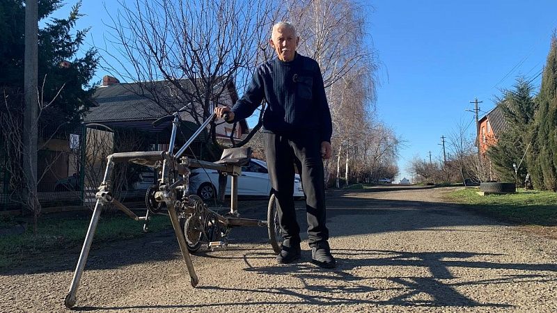 Создателя самого маленького велосипеда в мире наградили медалью в Краснодаре