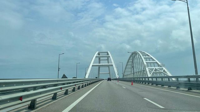 Движение по Крымскому мосту второй раз за понедельник остановлено