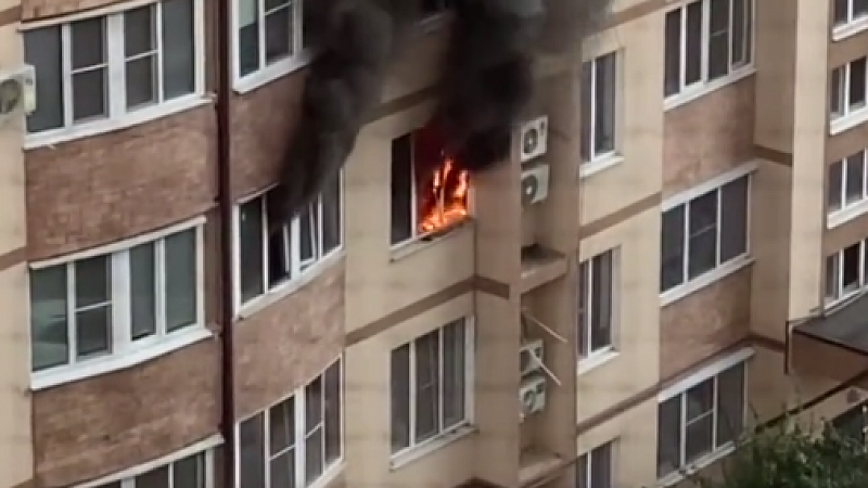 В Краснодаре на улице Селезнева горит квартира. На месте работают пожарные