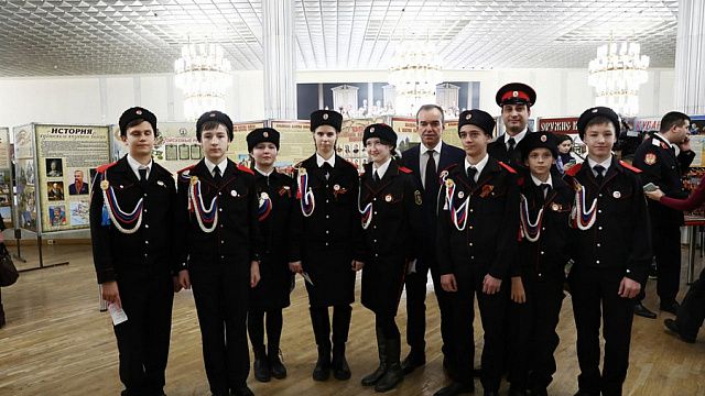 Вениамин Кондратьев в окружении кубанских казачат. Фото: пресс-служба администрации Краснодарского края