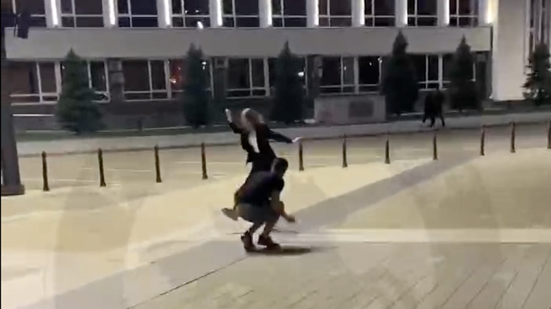 Устроивших пьяные танцы на Аллее памяти установит полиция Краснодара