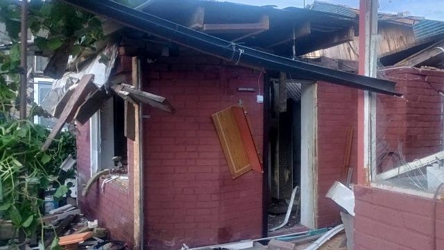 В Армавире дом остался без окон и дверей после взрыва газового баллона 