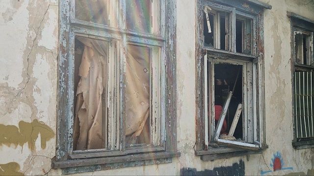 На видео сняли ужасающие последствия удара дрона ВСУ по многоэтажке в Макеевке