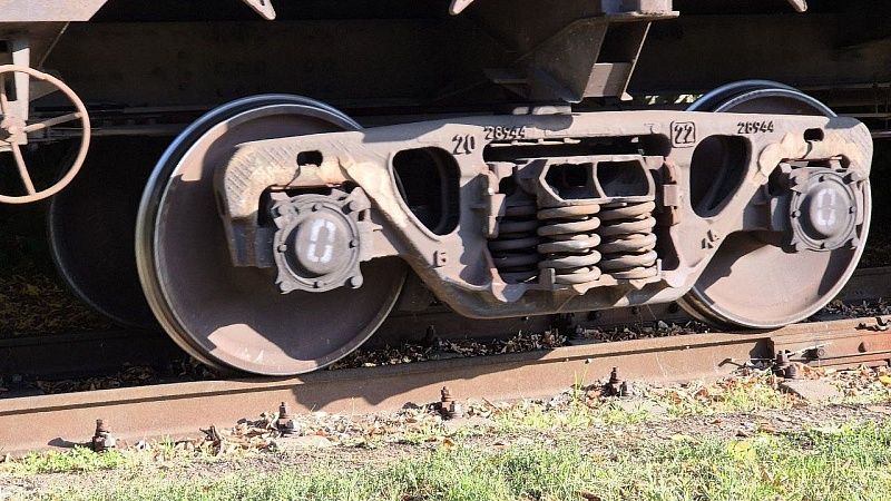 Несколько вагонов поезда сошли с рельсов в Челябинске