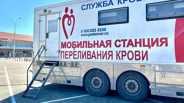 Пока аэропорт Краснодара закрыт, его сотрудники спасают жизни