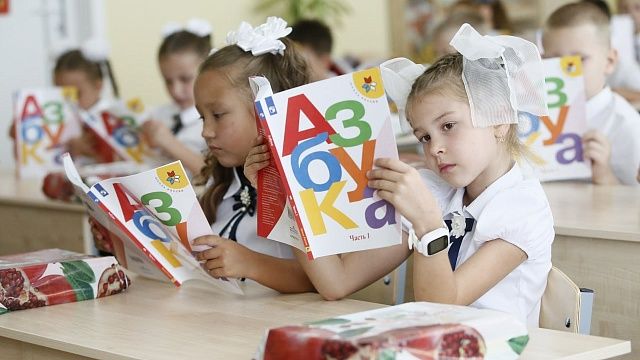 Евгений Наумов поздравил с профессиональным праздником учителей Краснодара 