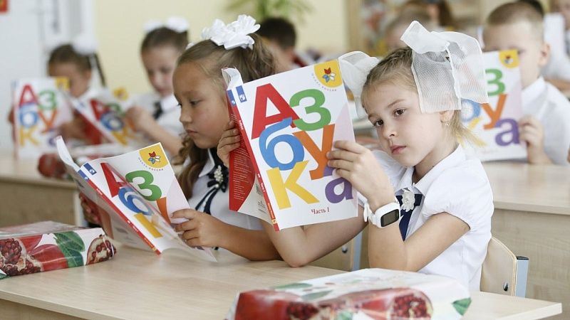 Евгений Наумов поздравил с профессиональным праздником учителей Краснодара 