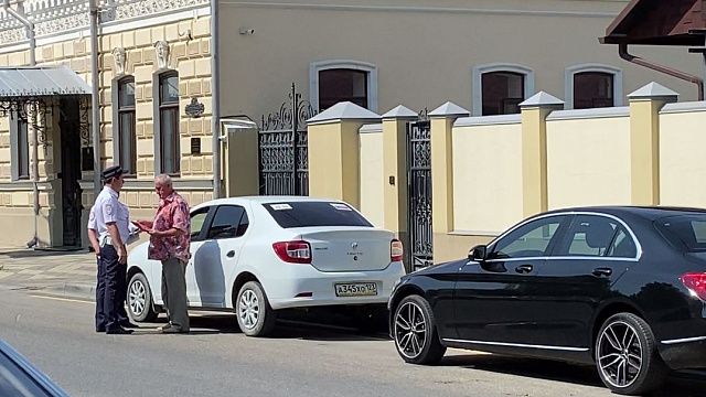 В Краснодаре увеличили число рейдов по борьбе с нарушителями правил автомобильной парковки, фото: телеканал «Краснодар»