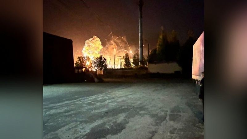 На видео попал сильный пожар в районе аэропорта Брянска на фоне атаки дронов ВСУ