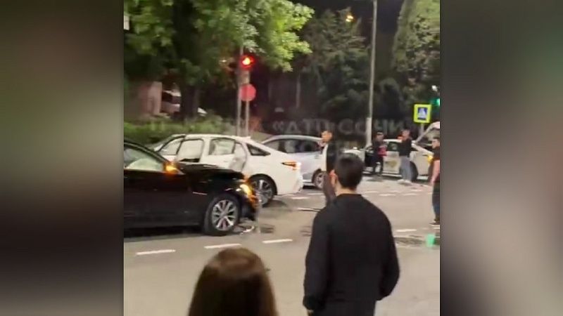 Массовое ДТП перекрыло движение в центре Сочи 