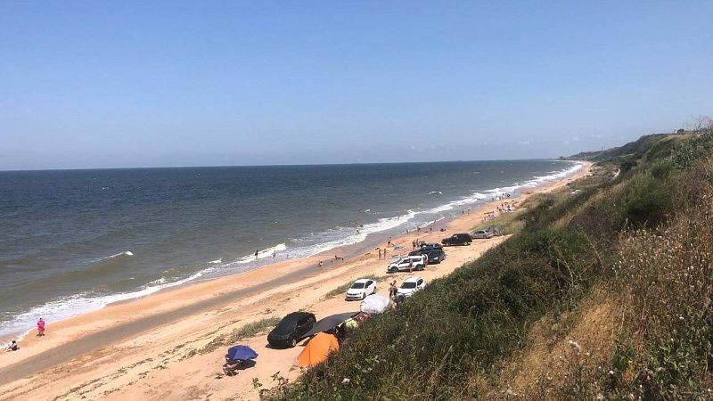 Туристы наводнили безмазутные и свободные пляжи Азовского моря