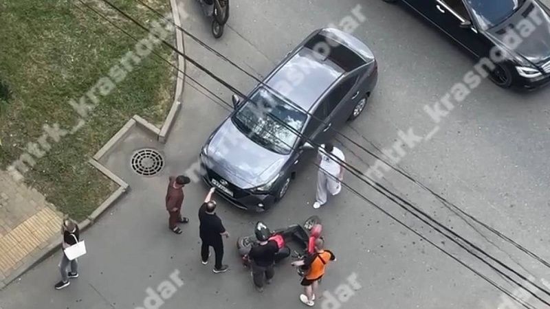 Автомобиль столкнулся с мопедом на улице Российской в Краснодаре