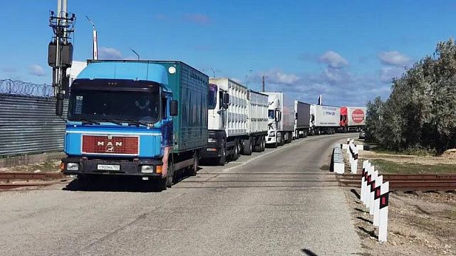 Очередь из грузовиков на Керченскую паромную переправу сократилась до 600 Фото: пресс-служба администрации Краснодарского края