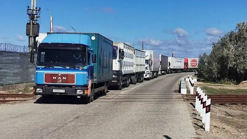 Очередь грузовиков на Керченскую паромную переправу сократилась до 600