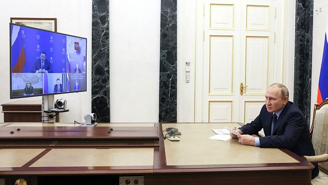 Владимир Путин провел совещание по вопросу поддержки доходов семей с детьми (в режиме видеоконференции), фото http://www.kremlin.ru/