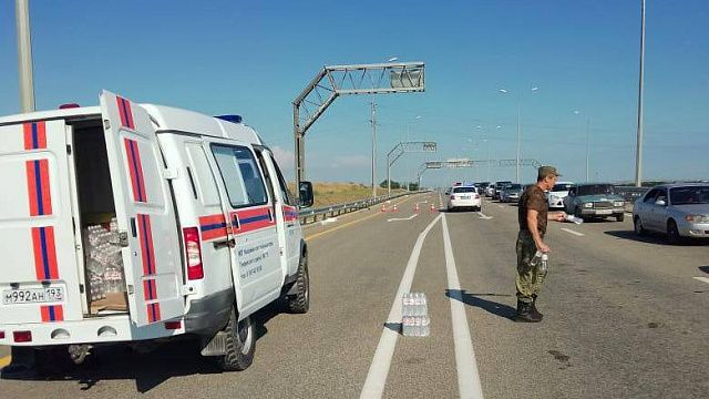 Пробка перед Крымским мостом увеличилась до 13 км Фото: Оперштаб Краснодарского края