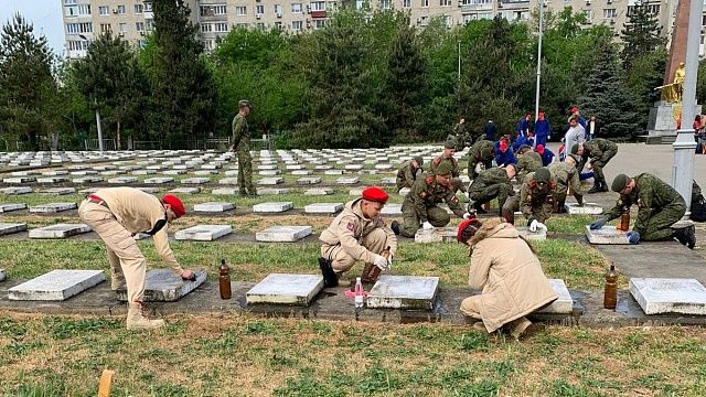 Более 100 мемориалов и могил героев ВОВ закреплены за юнармейцами Краснодара Фото: Пресс-служба администрации Краснодара