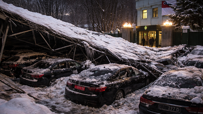 Крыша парковки обрушилась на автомобили на территории посольства КНДР в Москве