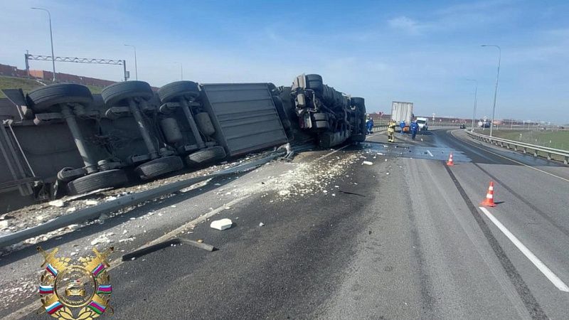 Мужчина погиб в опрокинувшемся грузовике на Кубани