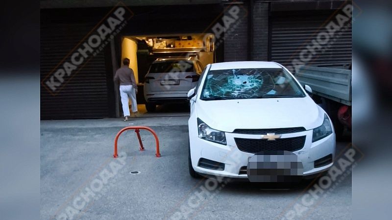 Пьяный мужчина разбил топором лобовое стекло чужого авто в Краснодаре