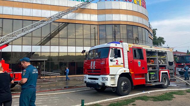 Пожар возле крупного ТРЦ потушили ночью в Краснодаре. Фото: телеканал «Краснодар»